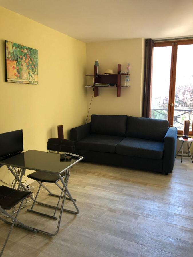 Apartmán 23 Rue De La Chapelle Paříž Exteriér fotografie